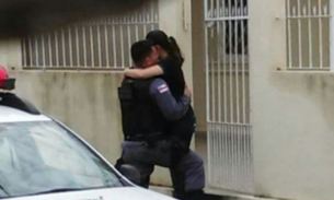 Policial é flagrado abraçando mulher durante seu expediente