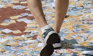 Candidato que tiver 'santinho' jogado na rua terá que recolher lixo eleitoral