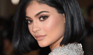 Irmã de Kim Kardashian posta foto de curvas arrebatadoras e ganha 1,2 milhão de likes