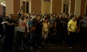 Por falta de pagamento, vigilantes fazem manifestação em Manaus