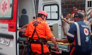 Homem sofre descarga elétrica em telhado e tem que ser resgatado por bombeiros