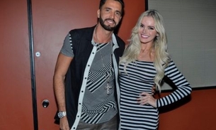 Latino curte show de mãos dadas com transexual Thalita Zampirolli