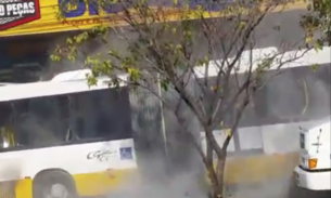 Ônibus pega fogo enquanto transportava passageiros em Manaus
