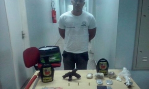 Com arma da Polícia Civil e meio quilo de droga, homem é preso no Santo Agostinho
