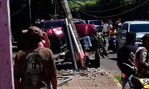 Em alta velocidade, picape colide com carro de som, mata motoqueiro e para ao bater em poste 