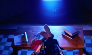 Hacker invade televisão e filma casal transando no sofá 