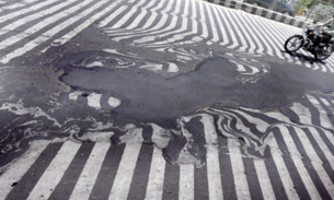 Inacreditável onda de calor na Índia faz asfalto derreter; veja vídeo