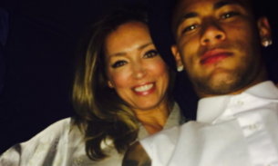  Ao lado de modelo, Neymar aparece com boca suja de batom em noitada