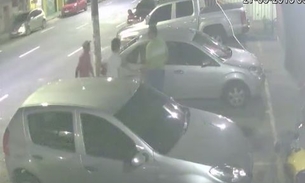 Câmeras registram dupla tomando de assalto veículo no Centro de Manaus