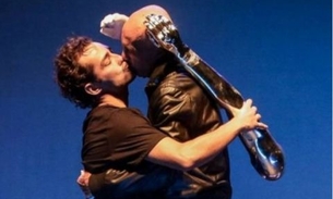Eduardo Sterblitch beija Amin Khader durante espetáculo 