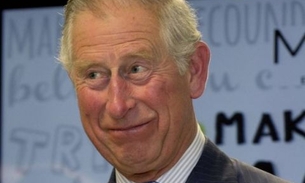 Supostas fotos do príncipe Charles beijando um homem viram manchete internacional
