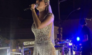  Ex-XCalypso, Thábata Mendes mostra pernões em roupa curta durante show