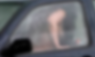 Casal é flagrado fazendo sexo dentro de carro e algo inesperado acontece