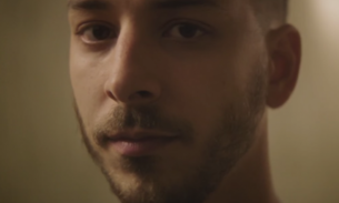 “Aquele que nunca saiu do armário”, diz Júnior Lima em vídeo 