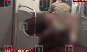 Casal abaixa as calças e faz sexo loucamente em vagão de metrô
