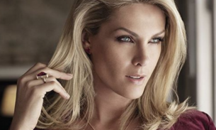 Ana Hickmann aparece só de lingerie vermelha supersexy e arranca elogios