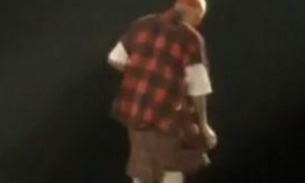  Justin Bieber leva queda feia durante show; assista