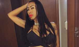 Inês Brasil faz barraco, mostra seios acaba detida pela polícia em aeroporto 