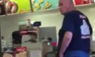  Mulher amamenta bebê em lanchonete e é xingada de “prostituta nojenta” por homem