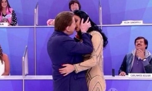 Silvio Santos diz que ainda é jovem e tasca beijo na boca de Hellen Ganzarolli