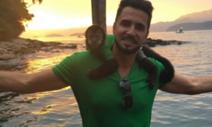 Sem camisa, Latina sensualiza nas redes sociais