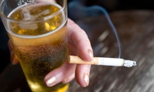 Estudo revela o porque da vontade de fumar ao tomar bebidas alcoólicas