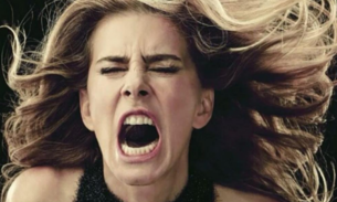  Maitê Proença se irrita com repórteres após pergunta sobre nudez em novela