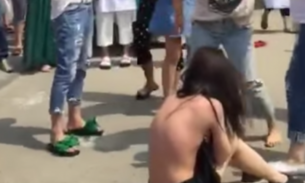 Mulher espanca e humilha amante ‘novinha’ do marido e vídeo choca internautas