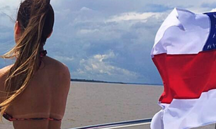   Arícia Silva exibe corpaço escultural em passeio do barco no Amazonas