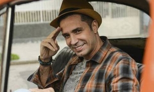 Latino aparece nu na cama com Thalita Carauta. Veja