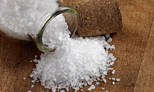 Saiba com eliminar de vez cravos e espinhas com sal grosso