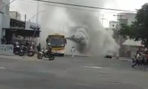 Ônibus pega fogo próximo ao T2 em Manaus
