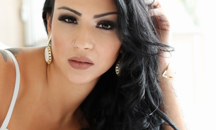 Filha de Gretchen tira a roupa em ensaio sensual e mostra sua fênix