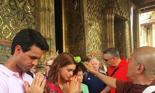 Marina Ruy Barbosa e namorado recebem bênção de monge durante viagem