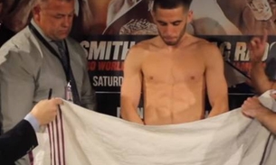 Lutador aparece pelado durante pesagem transmitida ao vivo