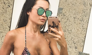 Fernanda D’Ávila exibe seios fartos em microbiquíni e dá abaixada para exibir bronze