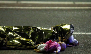 Vídeos mostram momento em que caminhão atropela multidão na França