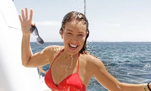 Aos 44 anos, Thalia posa de biquíni e impressiona pelo corpão