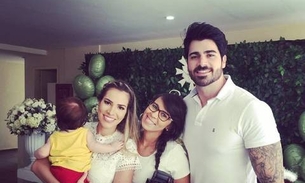 Ex-BBBs Adriana Sant’Anna e Rodrigão batizam filho. Veja fotos