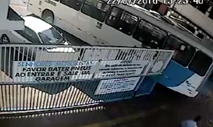 Câmeras de segurança flagram quadrilha assaltando garagem de ônibus em Manaus