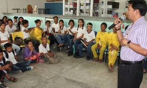 Livro estudado em sala de aula é debatido entre autor e alunos em Manaus