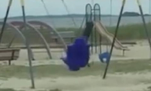 Pai de família filma suposto fantasma em balanço de parquinho infantil