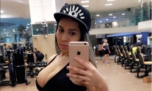 Mulher Melão posa de lingerie provocante e dispara: “Caço macho”