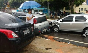 Acidente entre 4 veículos deixa trânsito parado em avenida de Manaus