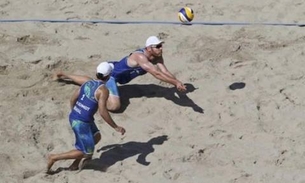 Brasil vence Espanha e passa para quartas de final no vôlei de praia