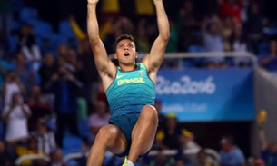 Brasileiro dá show em salto com vara e ganha medalha de ouro