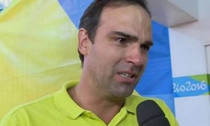 Tadeu Schmidt chora ao ver vitória do sobrinho no vôlei na Rio 2016