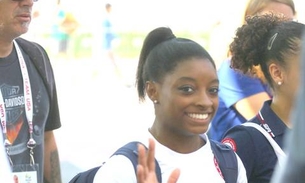 Ginasta Simone Biles posa simpática durante passeio pelo Rio