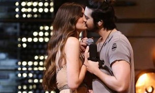 Apontada como affair de Klebber Toledo, Camila Queiroz ganha beijo na boca de Luan Santana