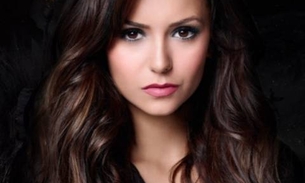 Atriz de ‘The Vampire Diaries’ posta foto sem parte de baixo do biquíni e choca fãs 